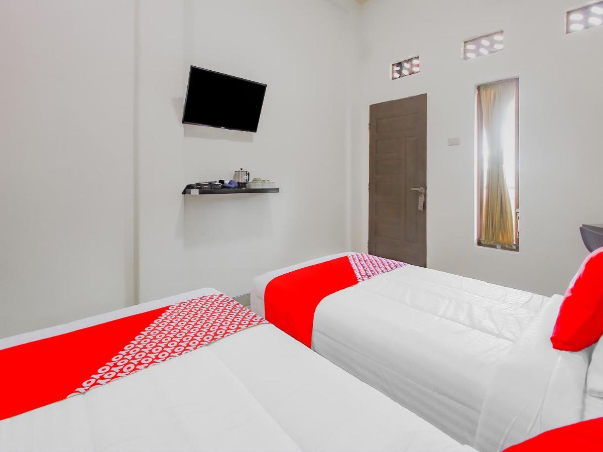 Oyo 90063 Silver Homestay Syariah Perabumulih 外观 照片