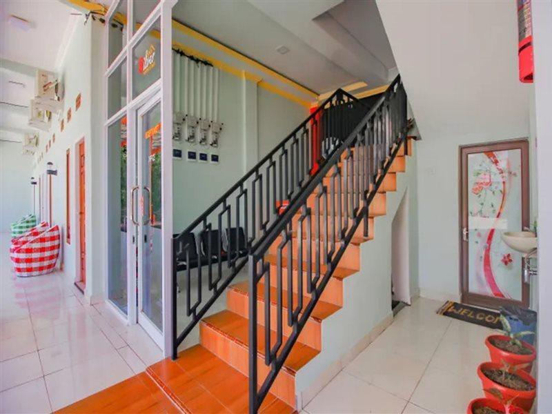 Oyo 90063 Silver Homestay Syariah Perabumulih 外观 照片