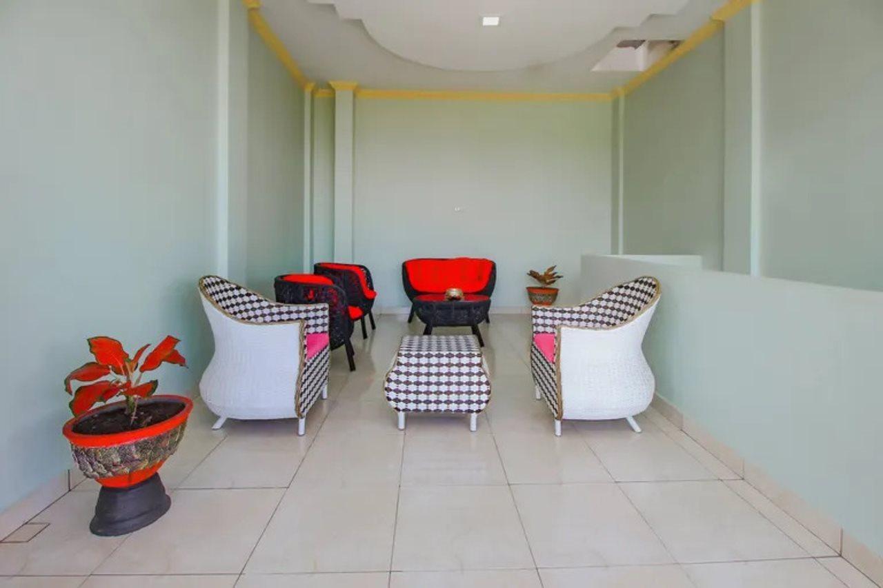 Oyo 90063 Silver Homestay Syariah Perabumulih 外观 照片